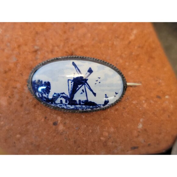 Vintage Dutch Windmill Delftware Blue & White Brooch Pin C Clasp 1 3/8" - Picture 2 of 6